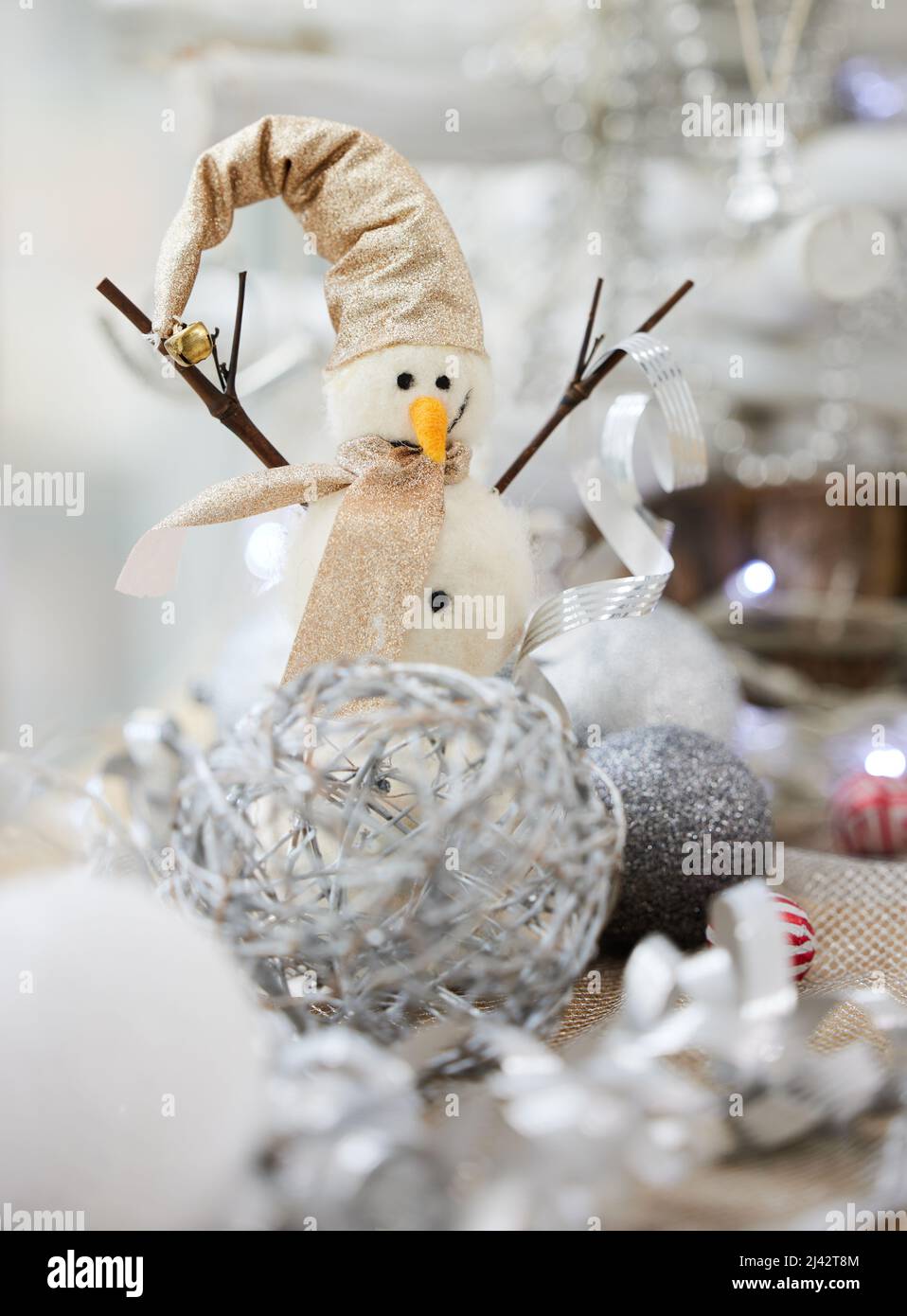 Entrez dans l'esprit de Noël. Photo de décorations sur une table pendant la période de Noël. Banque D'Images