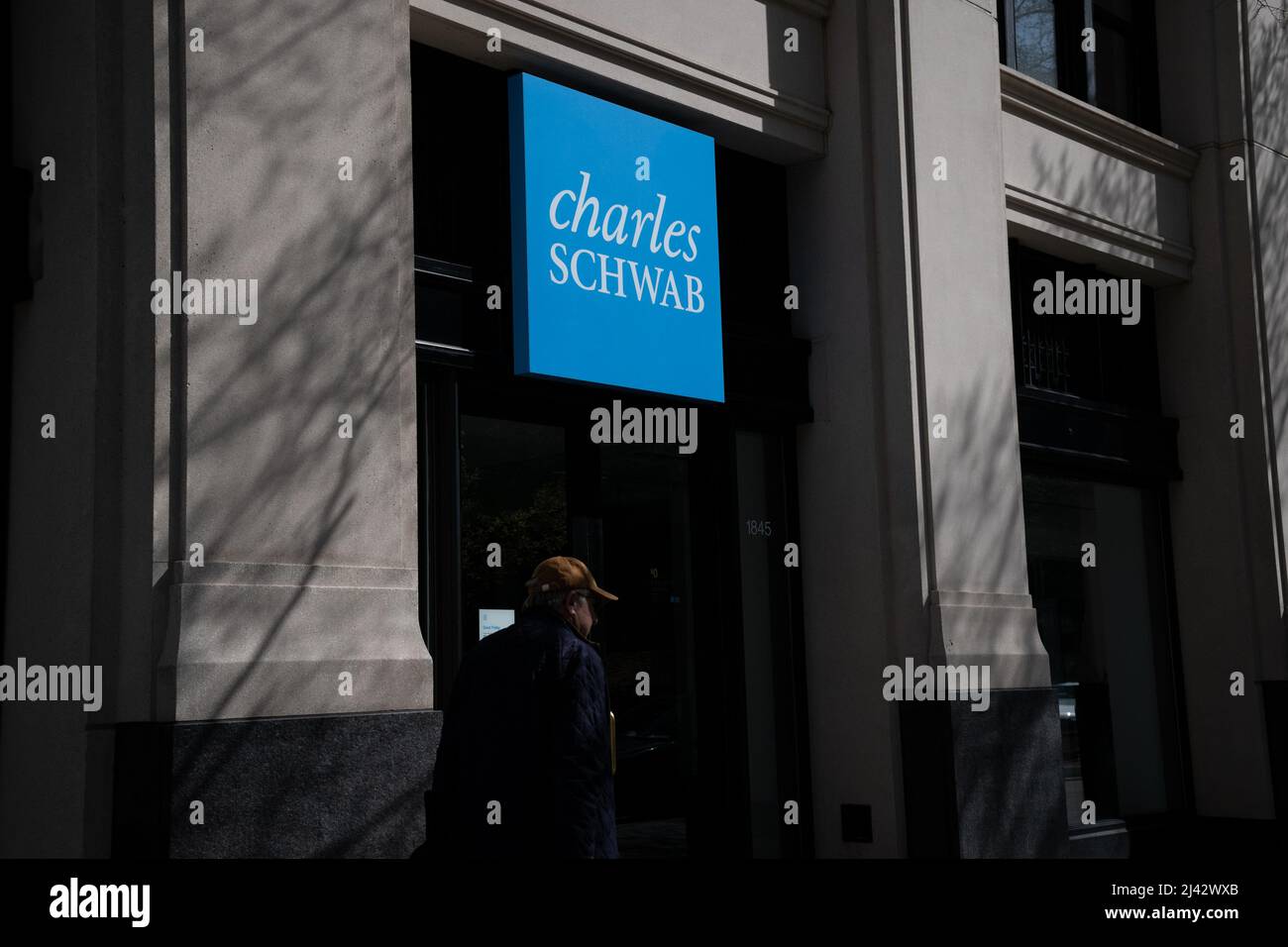 Washington, États-Unis. 11th avril 2022. Vue générale d'un logo Charles Schwab sur une succursale à Washington, DC, le lundi 11 avril 2022. (Graeme Sloan/Sipa USA) Credit: SIPA USA/Alay Live News Banque D'Images