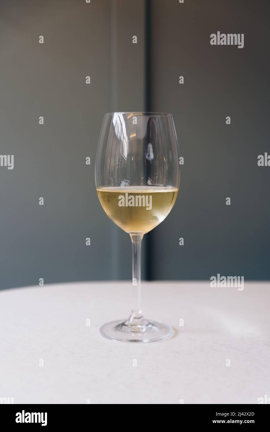 Verre à vin blanc sur la table Banque D'Images