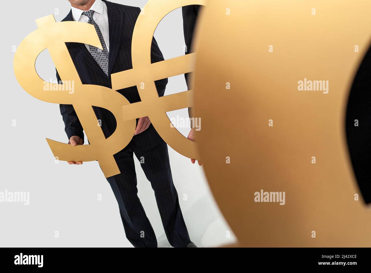 Équipe anonyme de gens d'affaires, hommes d'affaires et femmes d'affaires, avec de grands symboles monétaires d'or, livre britannique, dollar et euro. Échange rat Banque D'Images