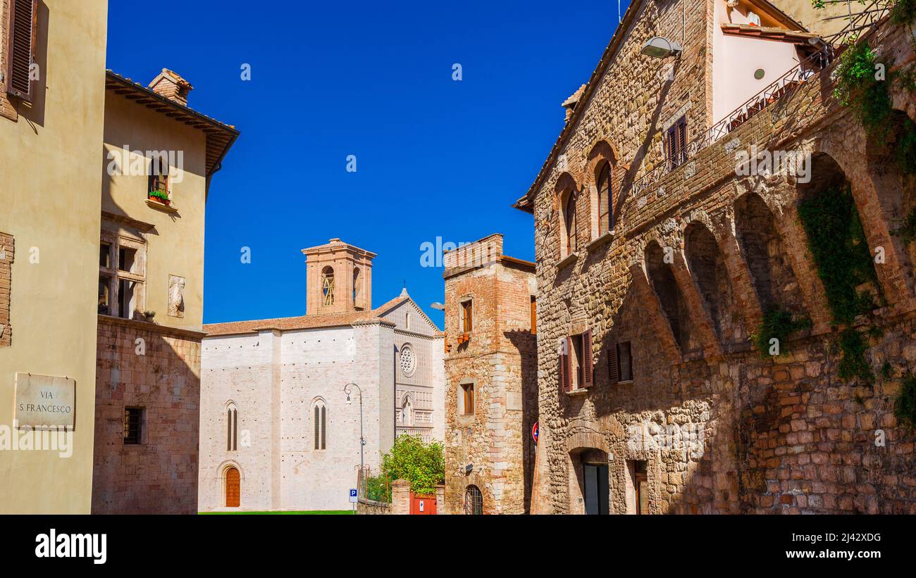 'Via San Francesco' (rue St Francis) dans le centre historique de Pérouse avec église médiévale Banque D'Images