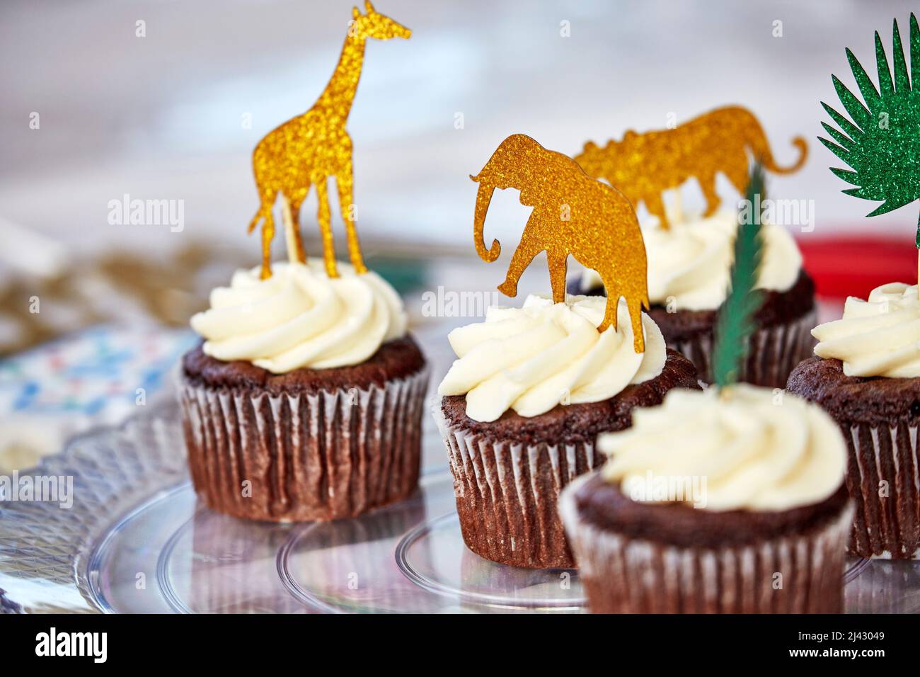 Cupcakes au chocolat avec glaçage à la vanille et faible profondeur de champ Banque D'Images