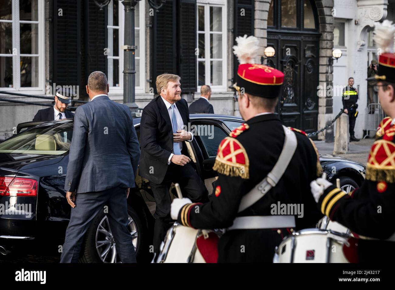 2022-04-11 19:15:32 MAASTRICHT - le roi Willem-Alexander et la reine Maxima arrivent au théâtre aan het Vrijthof pour le concert du jour du roi. ANP ROB ANGELAAR pays-bas sortie - belgique sortie Banque D'Images