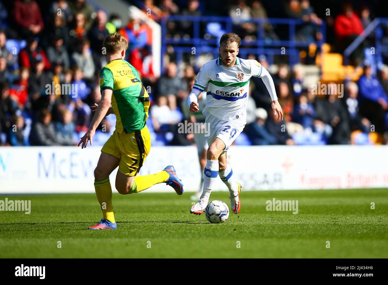 Elliott Nevitt (20) de Tranmere tente de passer James Connolly (2) de Bristol Rovers - pendant le jeu Tranmere / Bristol Rovers Banque D'Images