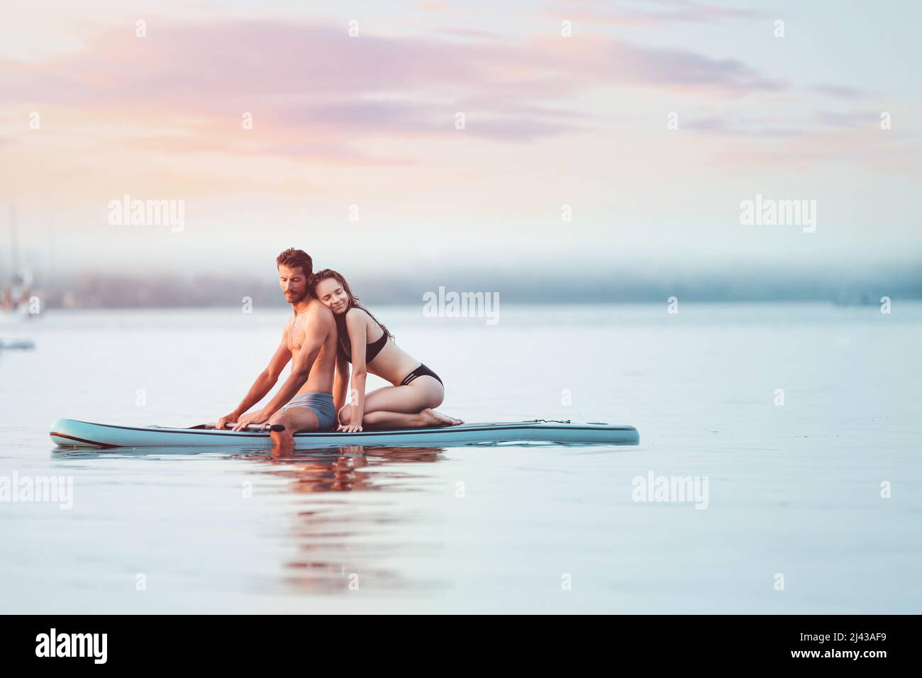 Jeune couple amoureux marchant assis sur le tableau SAP . Banque D'Images