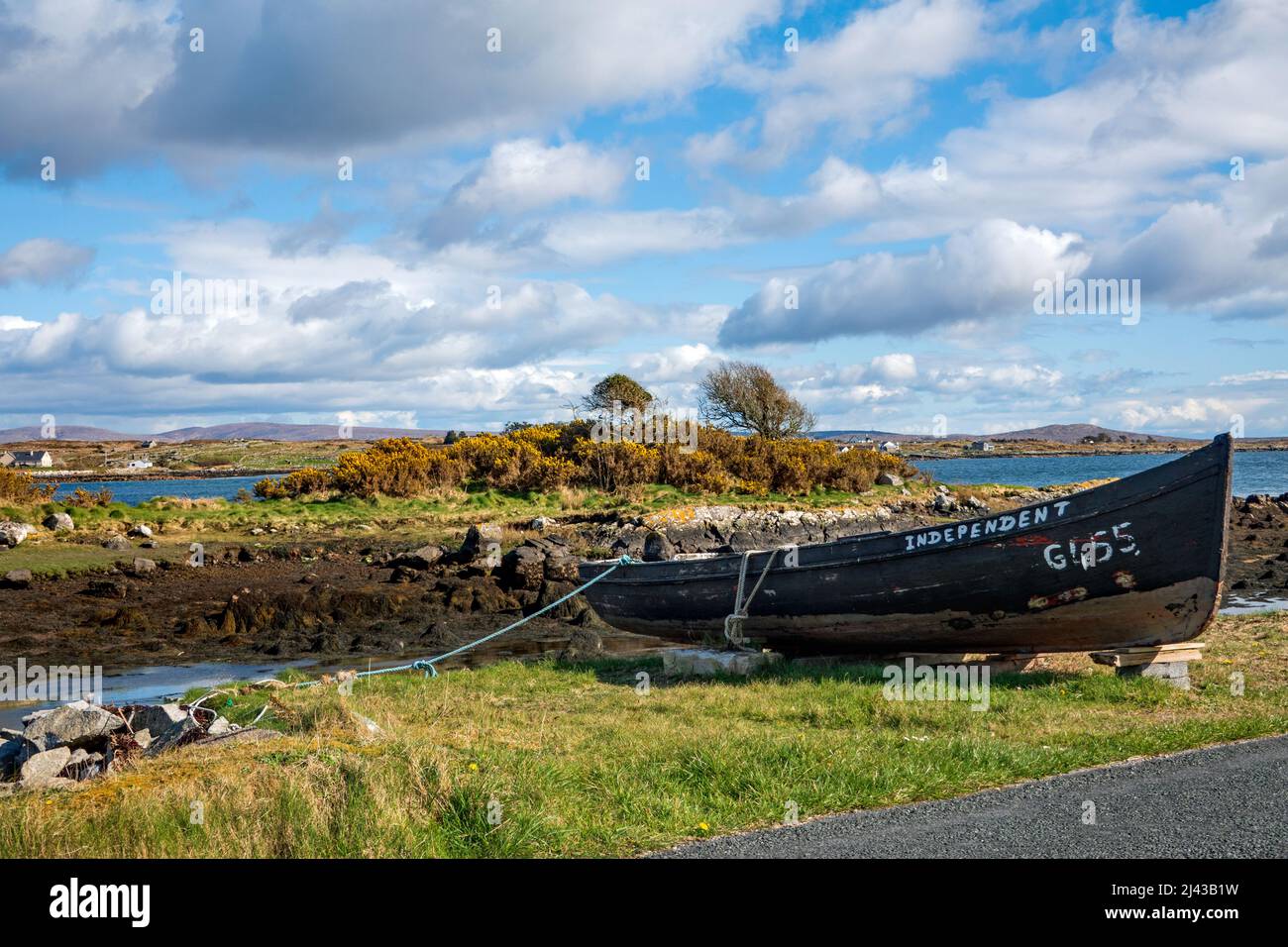 Bateau dans le village de pêcheurs de Roundstone à Connemara, Co. Galway, Irlande Banque D'Images