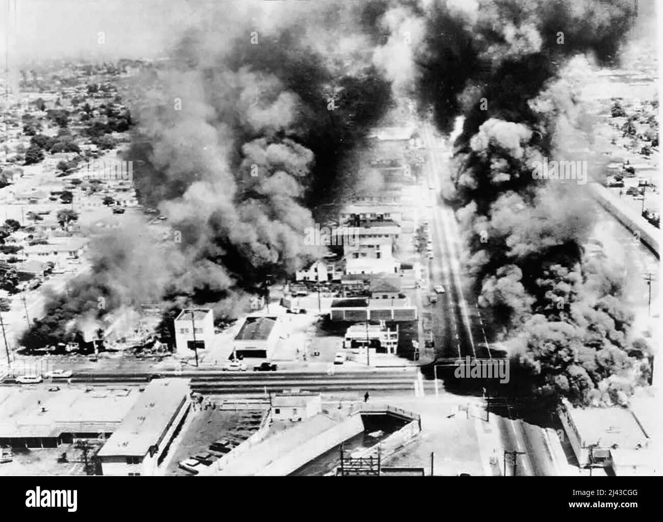 Bâtiments en feu pendant les émeutes de Watts, août 1965 Banque D'Images