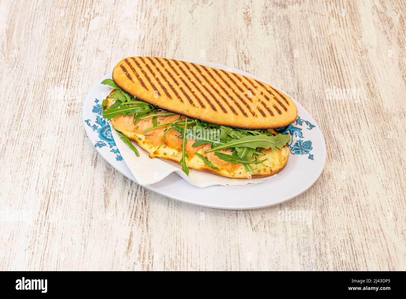 Le panini ou le panino est une variété de sandwich d'origine italienne, qui a une distribution internationale. Un panino est habituellement fait avec un petit rouleau ou p Banque D'Images