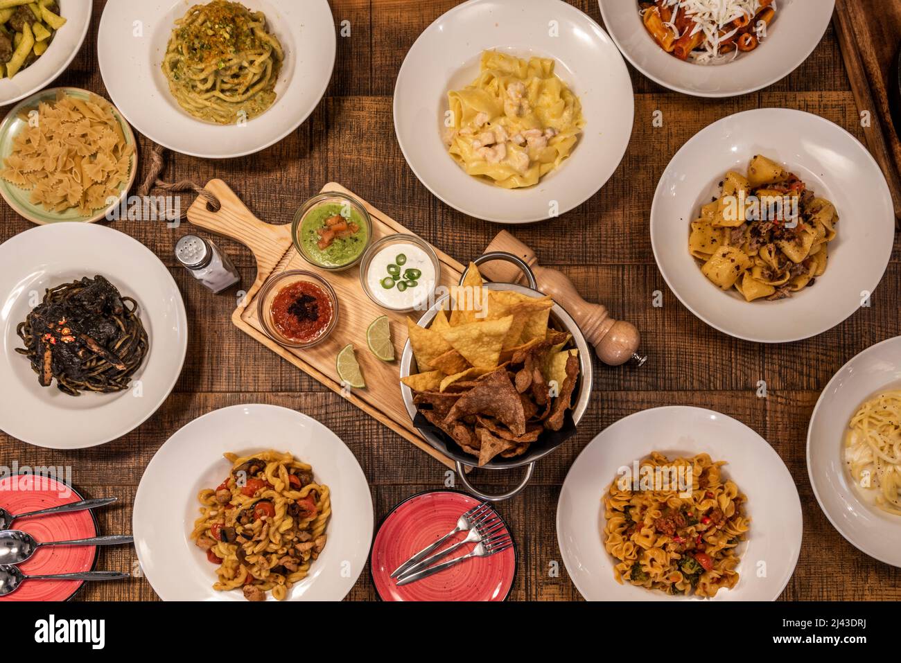 Ensemble de plats italiens avec parmigiana melanzane, pâtes de toutes sortes, avec pesto, avec sauce bolognaise, avec sauce noire et fruits de mer et plus encore Banque D'Images