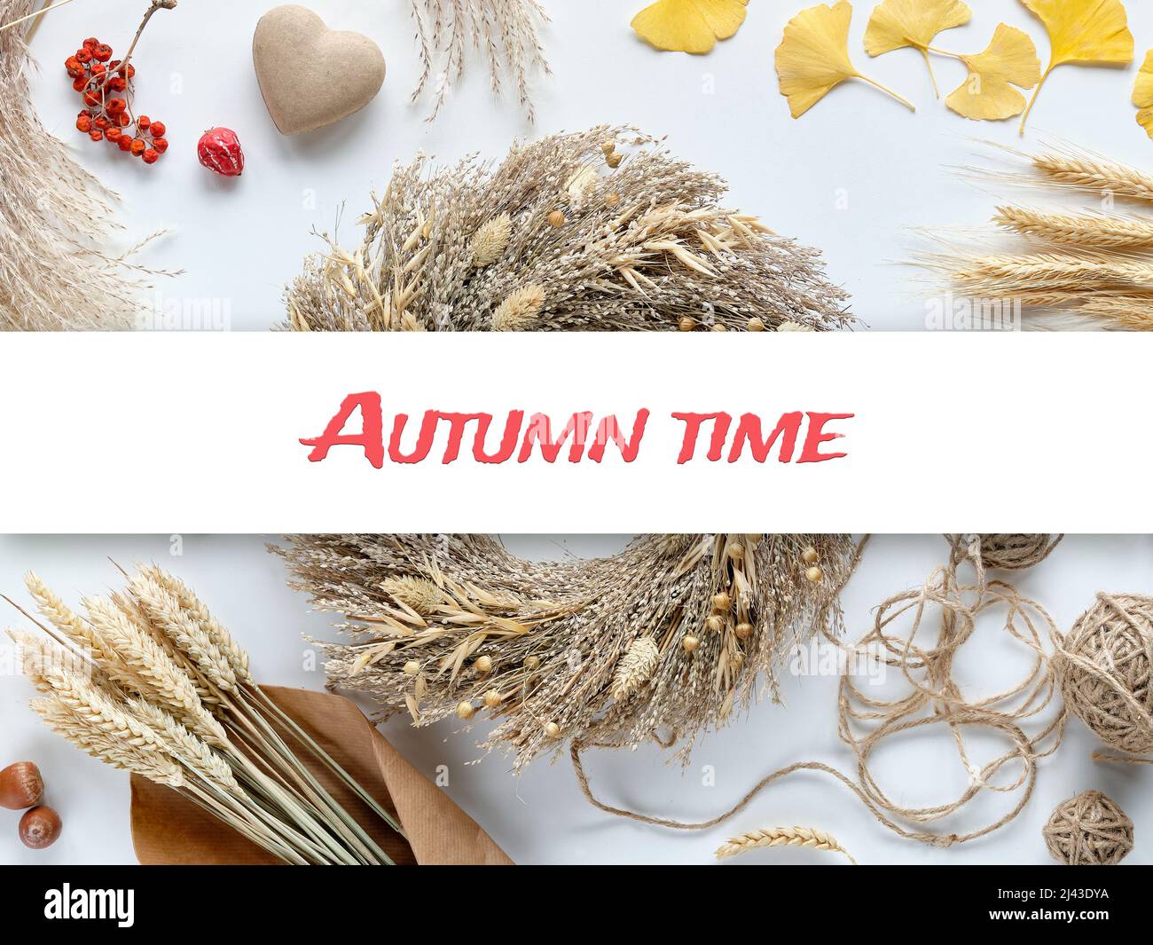 Texte de l'heure d'automne. Couronne d'herbe sèche. De la couche plate blanche. Arrière-plan d'automne avec des feuilles de ginkgo, des feuilles d'automne sèches, des oreilles de blé, de la corde de chanvre et des pampas Banque D'Images