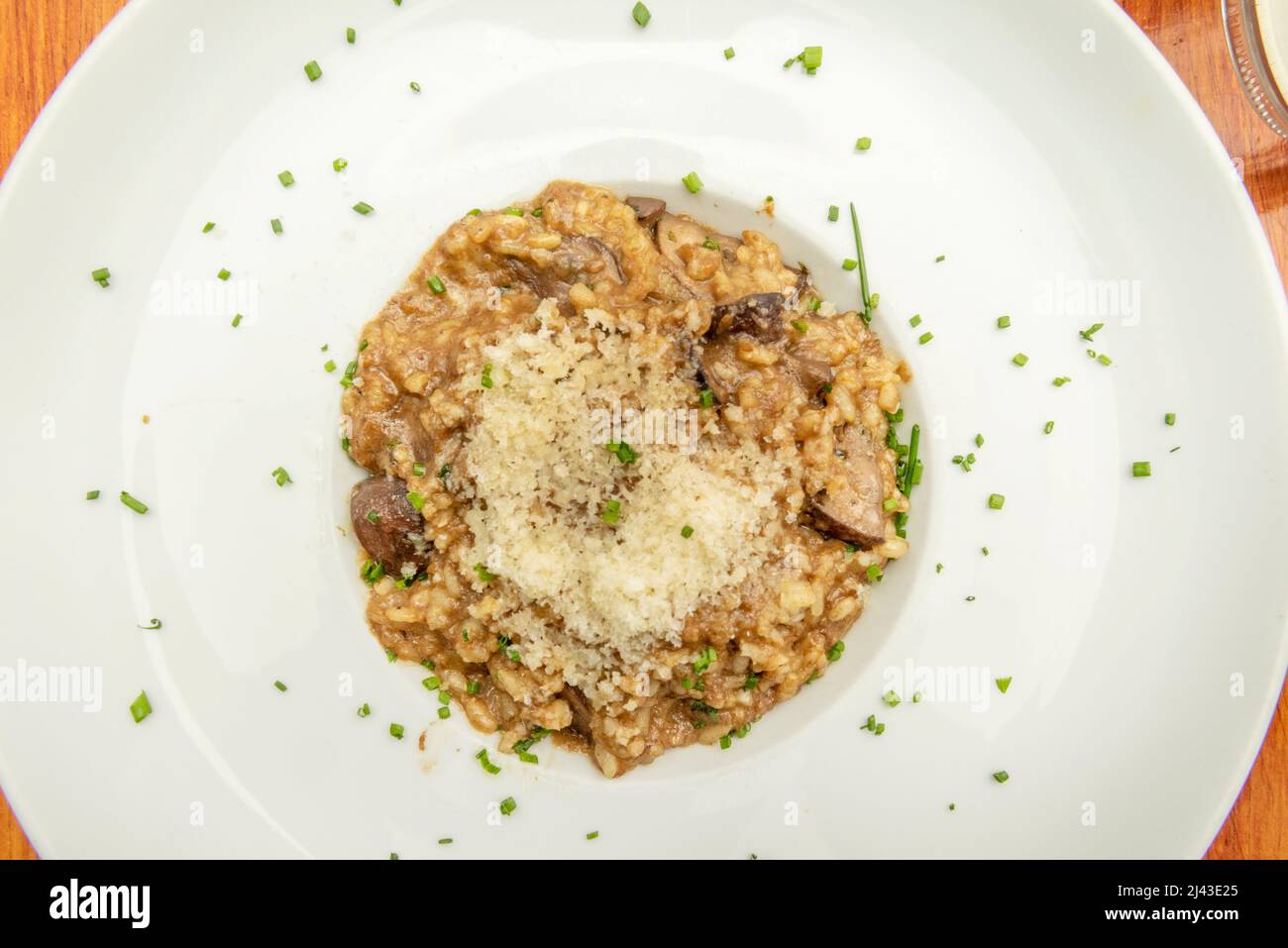 Délicieuse recette traditionnelle italienne, avec riz crémeux aromatisé aux champignons, une touche de parmesan et de truffe Banque D'Images