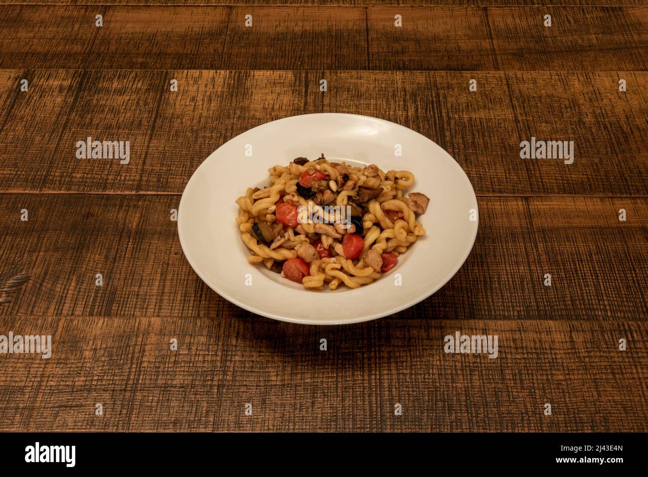 Les pâtes sont une vraie joie dans la cuisine. Avec elle nous pouvons préparer toutes sortes de plats, comme cette salade fusilli originale avec des tomates cerises Banque D'Images