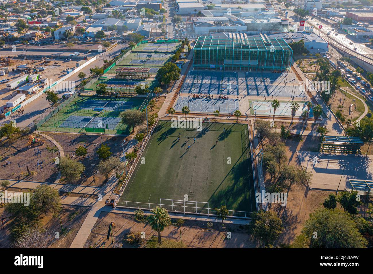 Vue aérienne du basket-ball, du Jai alai et des courts de tennis dans le parc sportif du stade Hector Espino à Hermosillo en février 2022. Infrastructure sportive. (Photo par Luis Gutierrez/North photo/) Vista aerea de Canchas de baloncesto, Jai alai y tenis en el parque deportivo del estadio Hector Espino en en Hermosillo a febrero de 2022. infraestructura deportiva. (Photo par Luis Gutierrez/North photo/) Banque D'Images
