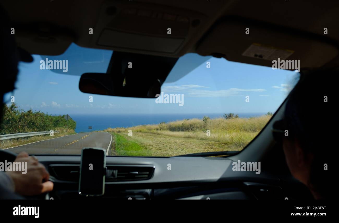 Vue sur l'océan à travers un pare-brise de voiture Banque D'Images