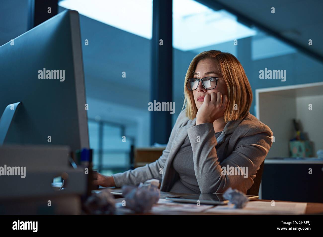 Elle veut juste faire. Photo rognée d'une femme d'affaires travaillant tard dans la nuit dans son bureau. Banque D'Images