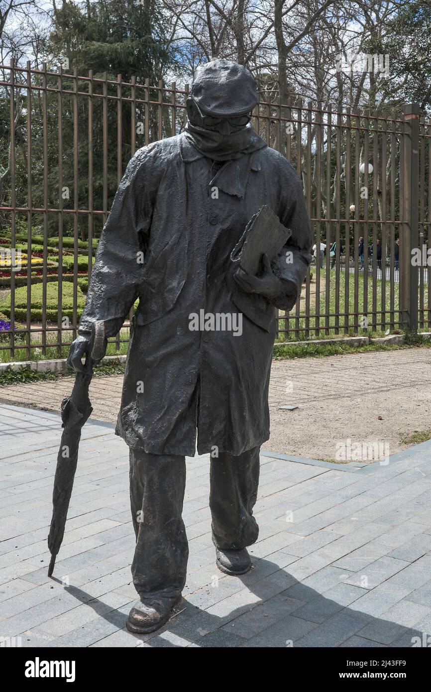 Sculpture en hommage à l'écrivain Valladolid Miguel Delibes par le sculpteur Eduardo Cuadrado dans le Campo Grande de Valladolid, Castilla y Leon, Espagne Banque D'Images