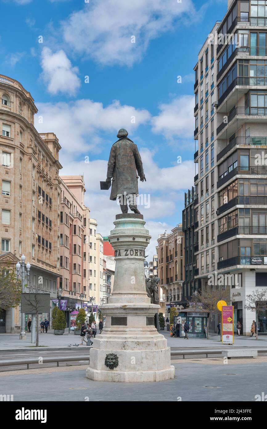 Statue de Zorrilla sur son piédestal avec son dos à la caméra regardant la rue de Santiago dans la ville de Valladolid, Castilla y Leon, Espagne. Banque D'Images