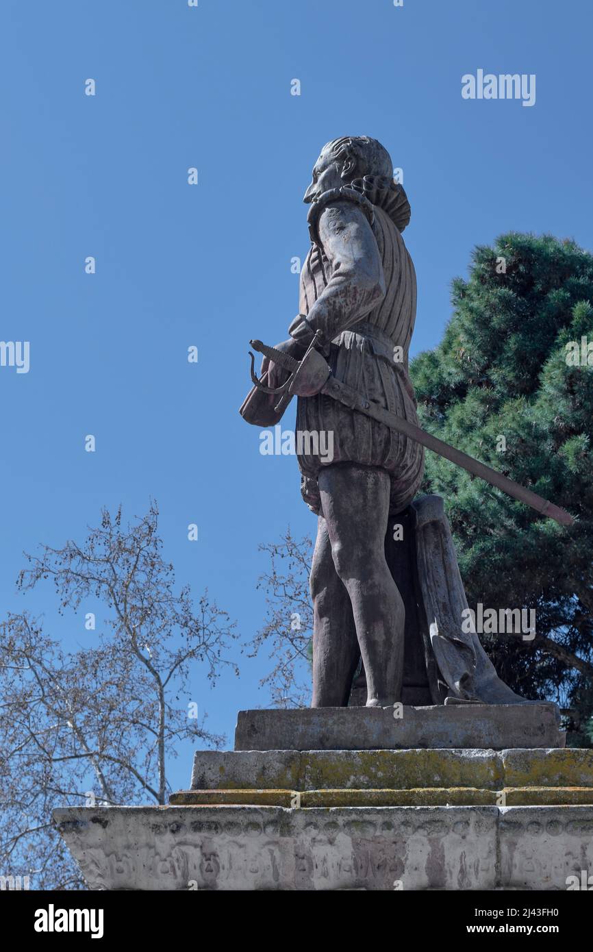 Sculpture de Miguel de Cervantes Saavedra, auteur de «don Quijote de la Mancha, sur la place de l'Université de Valladolid Banque D'Images