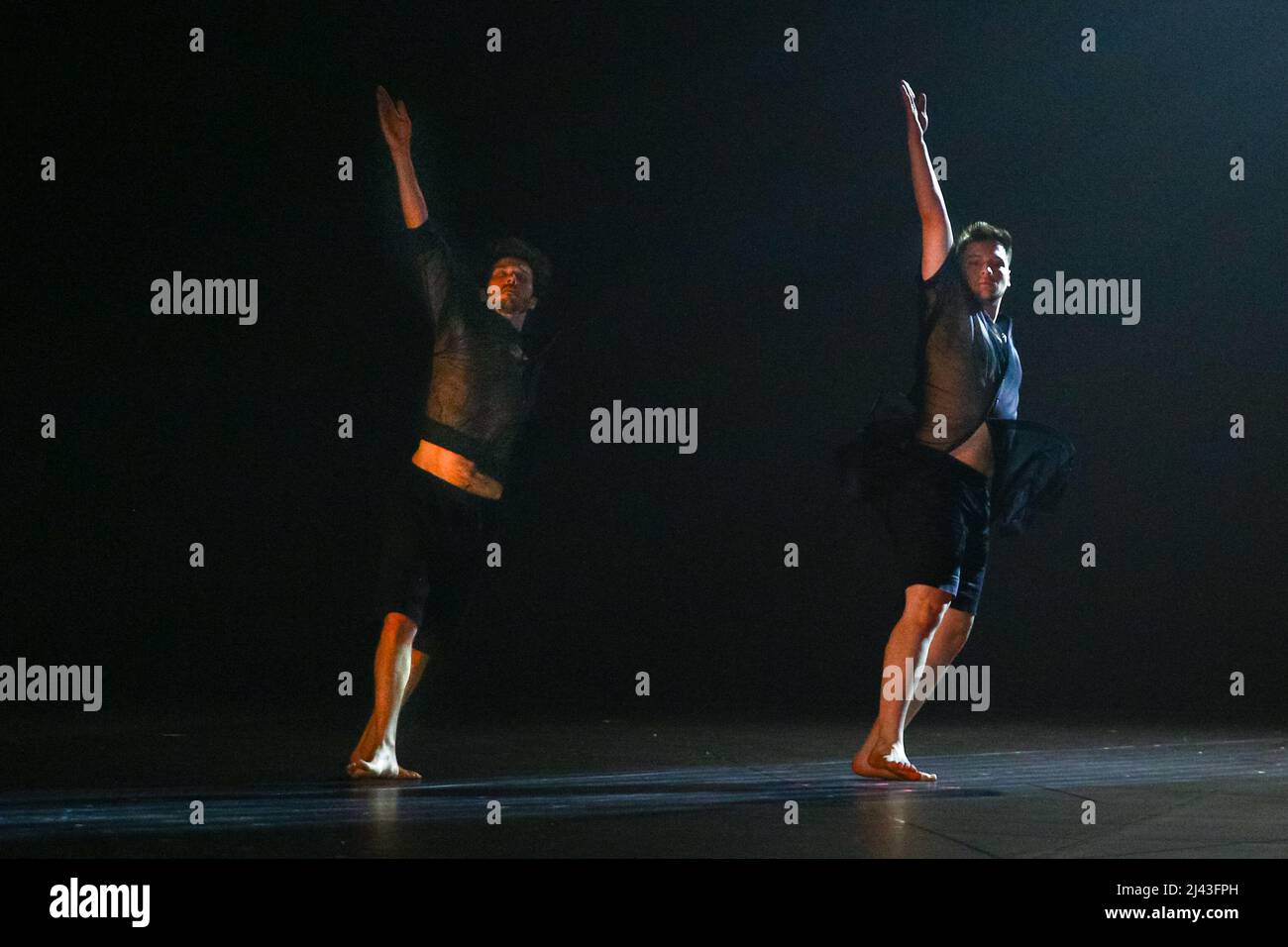 Londres, Royaume-Uni. 11th avril 2022. Sonata 3 et 4 de la performance. Mystère Sonatas/pour Rosa par Anne Teresa de Keersmaeker voit six danseurs se déplacer à travers les sonates de Heinrich Ignaz Franz Biber. La musique et la géométrie ont toujours été au centre des travaux d'Anne Teresa de Keersmaeker. Dans Mystery Sonatas/pour Rosa, ces intérêts se rassemblent par un symbole - la rose. Credit: Imagetraceur/Alamy Live News Banque D'Images