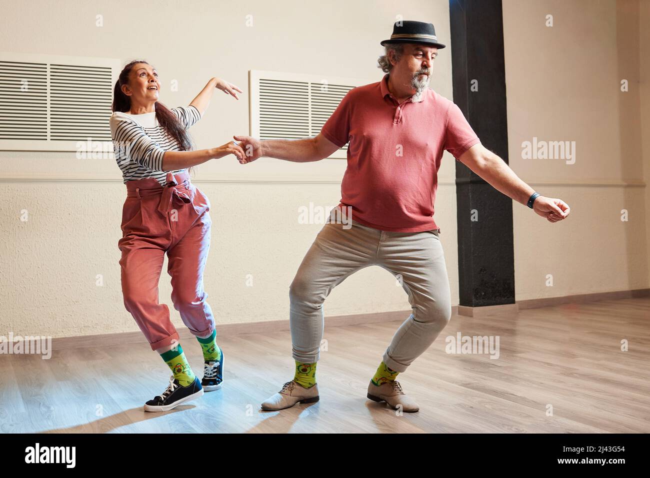 Un homme et une femme dansant Lindy Hop dans un studio de danse Banque D'Images