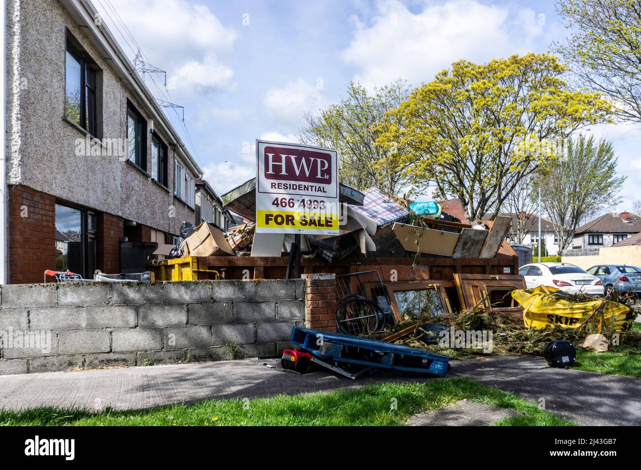 Rénovation de la maison. Le contenu d'une maison dans un saut à ordures après une rénovation complète de la maison. Banque D'Images