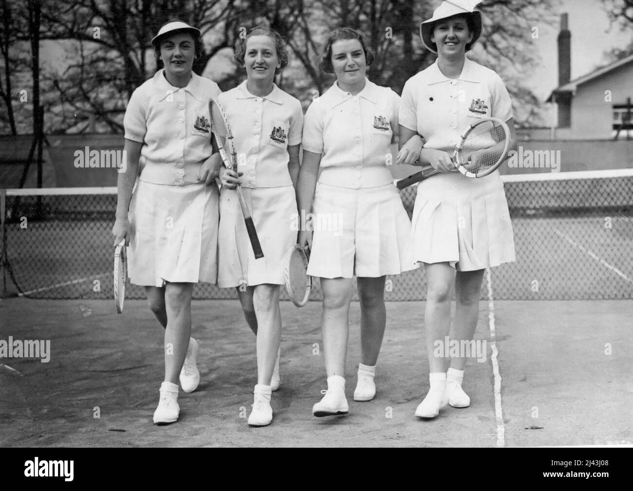 L'équipe australienne de tennis féminin en action : les quatre dames de l'équipe australienne de tennis portant des chapeaux inhabituels à Epsom pour jouer le 17 avril. (De gauche à droite) Mlle D. Stephenson, Mme Hopman (capitaine) Mlle Heima Coyner, Mlle Nancy Wynne. L'équipe australienne de tennis féminin a assisté aujourd'hui 17 avril au déjeuner au club de campagne R.A.C. à Woodcote Park, à Epsom, et s'est associée à des membres du club international dans le cadre de la compétition de double mixte annuelle pour la coupe du roi de Suède. 01 mars 1952. (Photo d'Assoc Banque D'Images