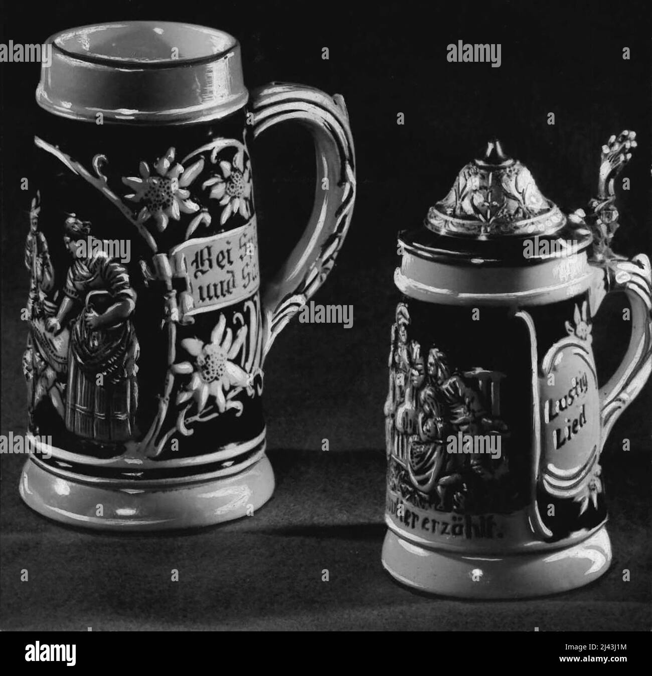Les cadeaux de Noël traditionnels sont des steins de bière bavaroise pour 21/- et le 1 - pint stein sans couvercle est 18/6. 8 décembre 1953. (Photo de Visatone (Aust.) Pty. Ltd.). Banque D'Images