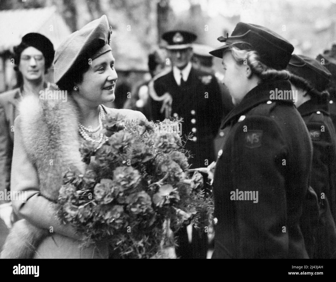 Le Roi et la Reine à 'Hellfire Corner'. La Reine conversant avec Mme Swell, une des femmes de la N.F.S. qui a si courageusement accompli leurs tâches pendant le bombardement de Douvres. Dans les rues marquées de Douvres et de Folkestone « libérés », le genre et la reine ont reçu un grand Bienvenue. La petite salle d'attente de la gare de Kearsney, juste à l'extérieur de Douvres, a été le point de départ de leur excursion. Ils y ont rencontré 36 dirigeants de la Défense civile, dont cinq maires et Ganger S.G. Sparkes, Southern Railway. À Douvres, leurs Majestés ont inspecté les abris de cavernes, vu où les dommages avaient été les plus importants. Octobre 18 Banque D'Images