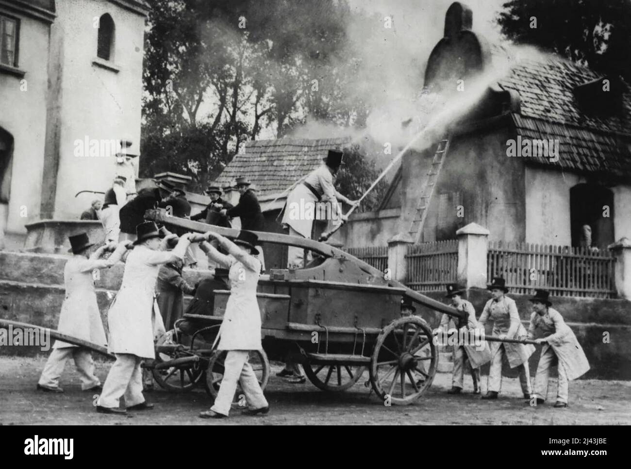 ***** Les pompiers du siècle à Vienne - les pompiers du début du 19th siècle essayant de mettre un feu à l'aide d'une pompe manuelle. Une caractéristique des célébrations du jubilé de 250 ans si la brigade des pompiers de Vienne, est une démonstration de la lutte contre le feu à travers les âges - depuis 1685. Au début du XIXe siècle, le bureau d'assurance a maintenu ses propres brigades de pompiers, qui ont utilisé la pompe manuelle comme celle-ci, en démonstration dans un vieux matériel de lutte contre l'incendie. 10 juin 1936. Banque D'Images