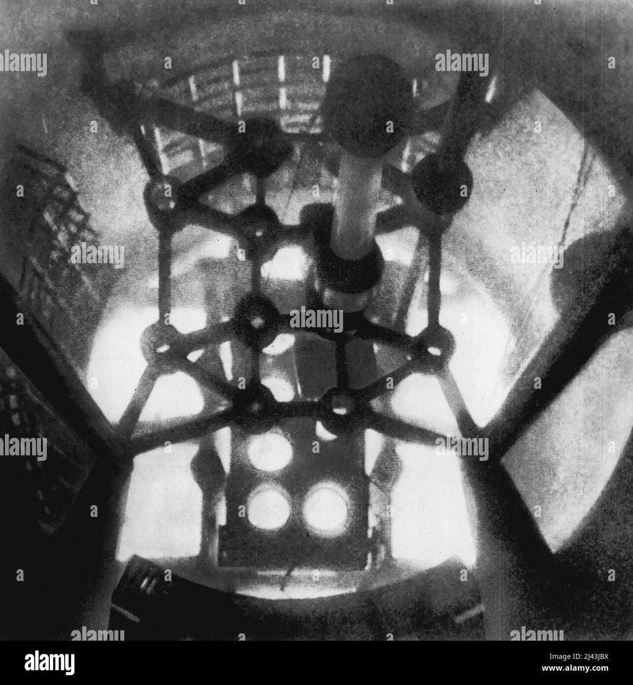 Première photo du réacteur atomique vivant -- c'est une photo de l'intérieur d'un réacteur atomique vivant, publié aujourd'hui par le magazine Scientific American. La caméra a été placée à distance et l'image a été faite pendant que le réacteur a été immergé dans l'eau. Les parois du réacteur sont violet profond et il y a des rayons bleu clair au fond. On croit que les rayons sont des rayons de Cernekov qui se montrent mieux à travers l'eau. 27 septembre 1951. (Photo par AP Wirephoto). Banque D'Images