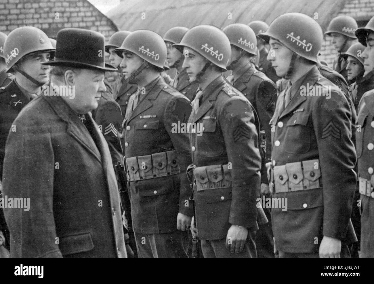 Adopté par le censeur - le premier ministre examine les troupes du deuxième Front des États-Unis. M. Churchill inspectant les fantassins américains. Sur leurs casques en acier est A.A.A.O. avec Bar, ce qui signifie n'importe où, n'importe quand, n'importe comment, ne bar rien. M. Churchill, accompagné du commandant suprême, le général Eisenhower, a poursuivi pour la deuxième journée son examen des forces américaines en Grande-Bretagne lorsqu'il a inspecté une section transversale de toute l'armée américaine et s'est adressé aux soldats. 06 juin 1944. (Photo par photo de presse associée). Banque D'Images