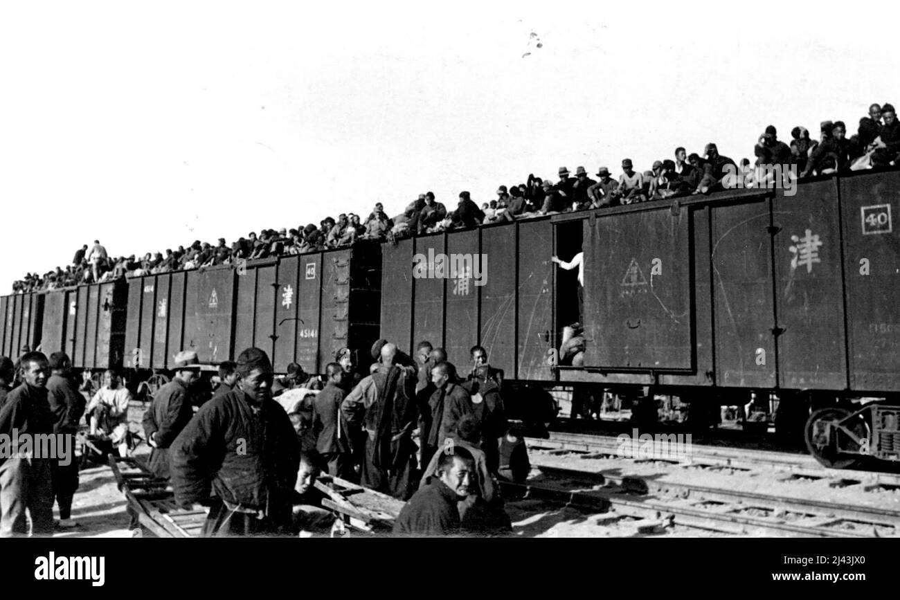 Randonnée en Chine : une scène typique ***** De la rivière jaune où des milliers de ***** quittent les zones de guerre pour les zones moins troublées. 7 juin 1938. (Photo du Comité d'information de la Chine Hankow Chine). Banque D'Images