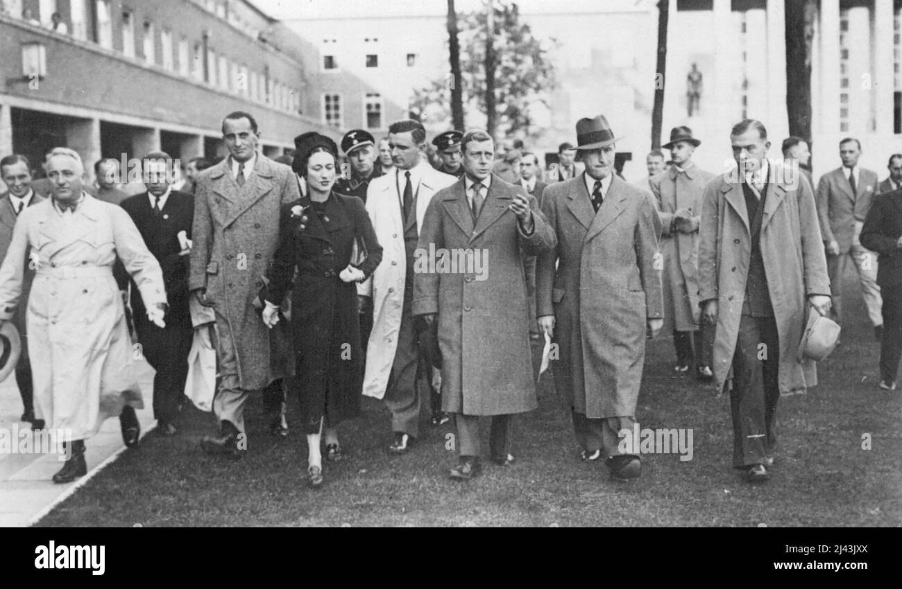 Duke et Duchesse de Windsor visitent le stade olympique. OP.S. Le duc et la duchesse de Windsor quittant la maison, ***** , Sur le terrain des sports de Reich à Berlin, avec l'accent du Dr. Ley (à gauche). 13 octobre 1937. (Photo de Keystone) Banque D'Images