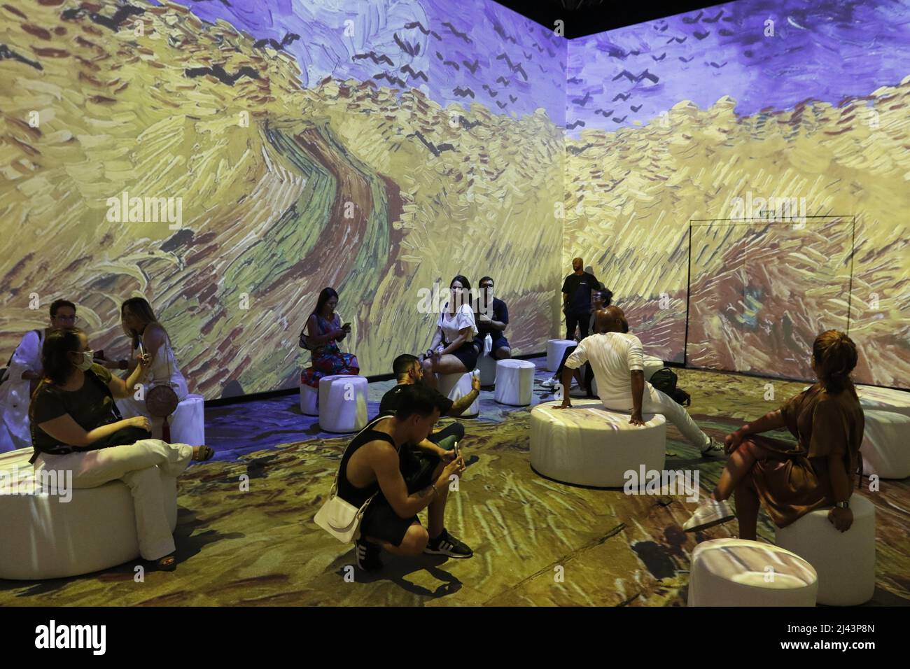 L'exposition de Van Gogh offre aux visiteurs une expérience numérique avec des projections à 360° et une bande-son d'œuvres du Dutchman et d'autres peintres Banque D'Images