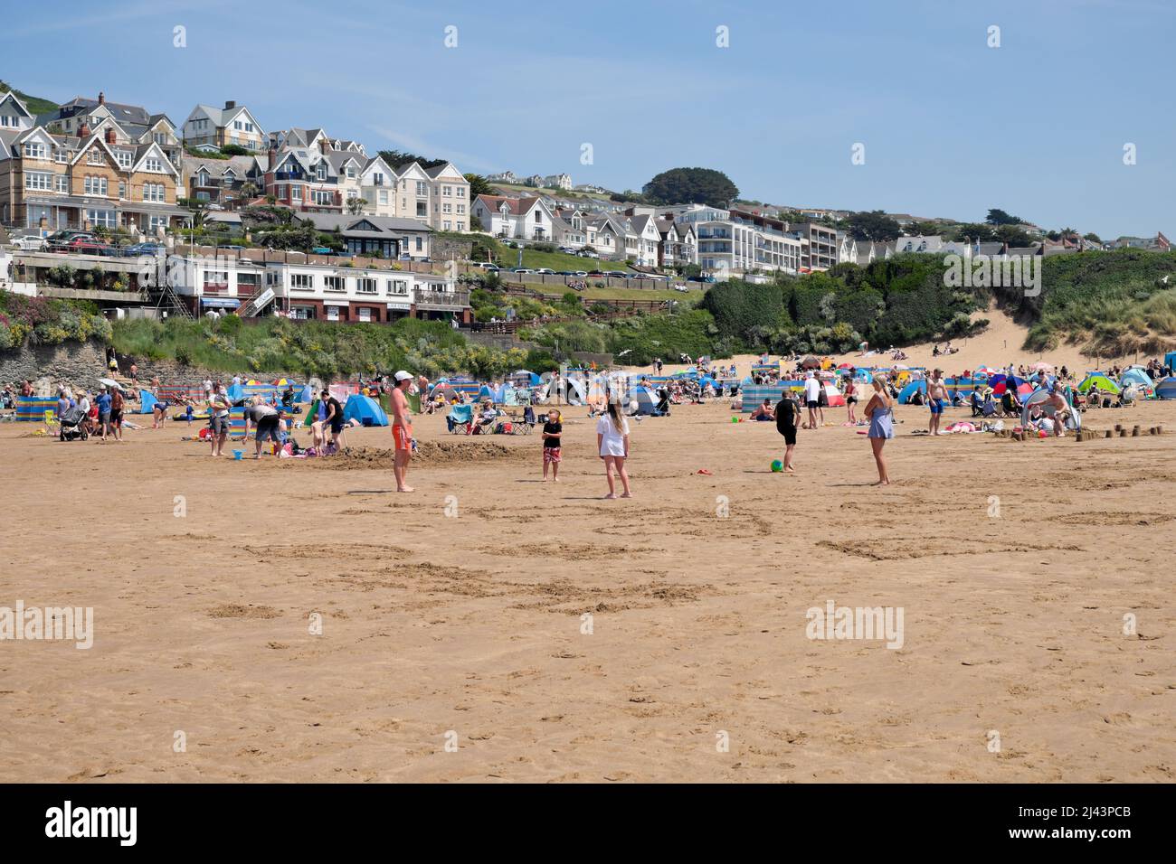 Les gens profitent du soleil sur une plage de sable de la station balnéaire de Woolacombe, sur la côte nord du Devon, en Angleterre Banque D'Images