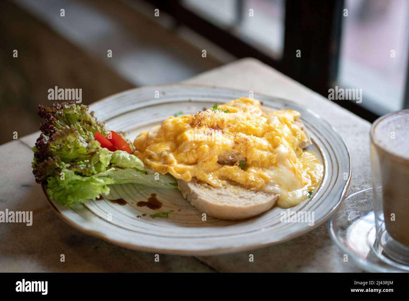 Petit déjeuner, œufs brouillés sur pain grillé et café. Banque D'Images