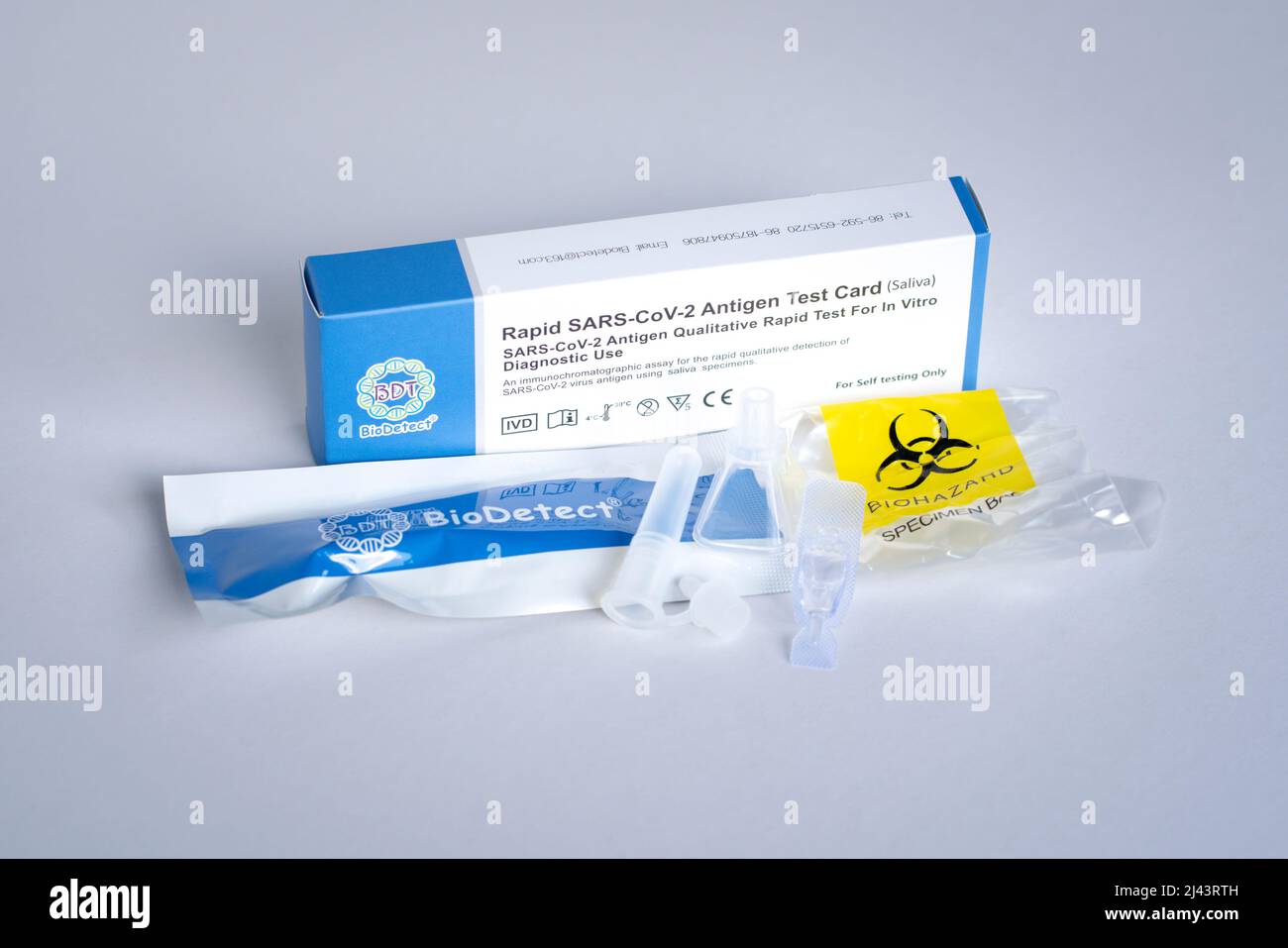 Kuala Lumpur, Malaisie - 30 mars 2022 : une boîte de trousse de test rapide qualitatif de l'antigène du COV-2 du SRAS par BioDetect, utilisant des échantillons de salive pour détecter le Covid-19 Banque D'Images
