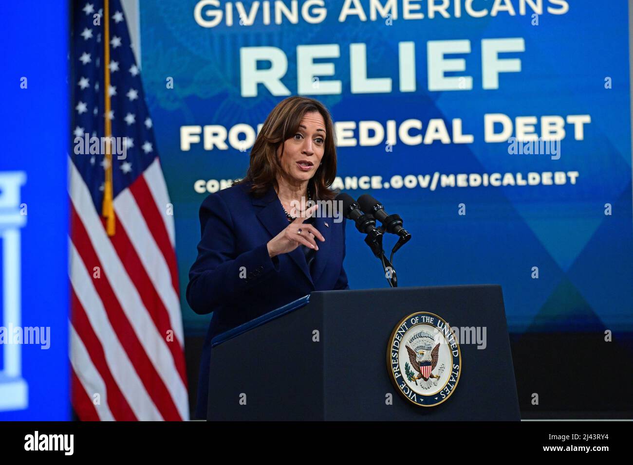 Washington, États-Unis. 11th avril 2022. Le vice-président Kamala Harris annonce de nouvelles mesures de l'Administration pour réduire le fardeau de la dette médicale des familles américaines dans l'Auditorium de la Cour du Sud du complexe de la Maison Blanche à Washington, DC, le lundi 11 avril 2022. Photo de Ron Sachs/UPI crédit: UPI/Alay Live News Banque D'Images