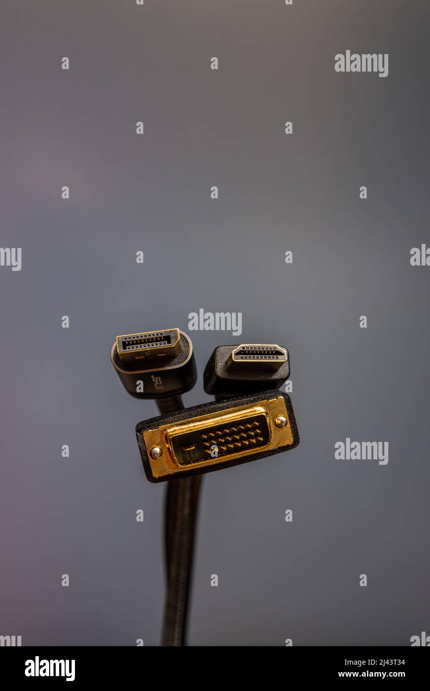 En haut à gauche ; Port d'affichage mâle, en haut à droite ; HDMI mâle, en bas ; Fiche mâle DVI Banque D'Images