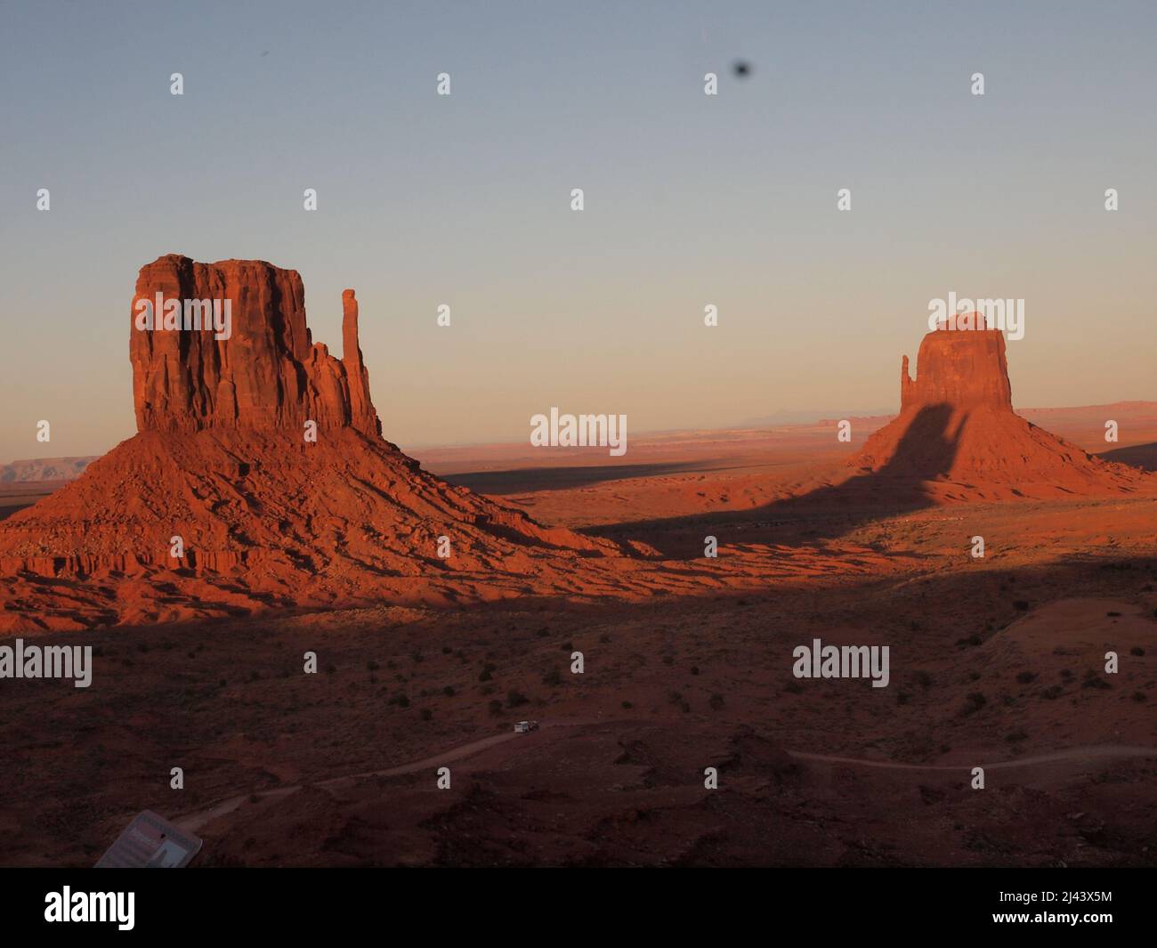 Monument Valley dans le nord de l'Arizona et le sud de l'Utah dans la nation Navajo. Site spectaculaire rendu célèbre dans les films américains occidentaux. Banque D'Images
