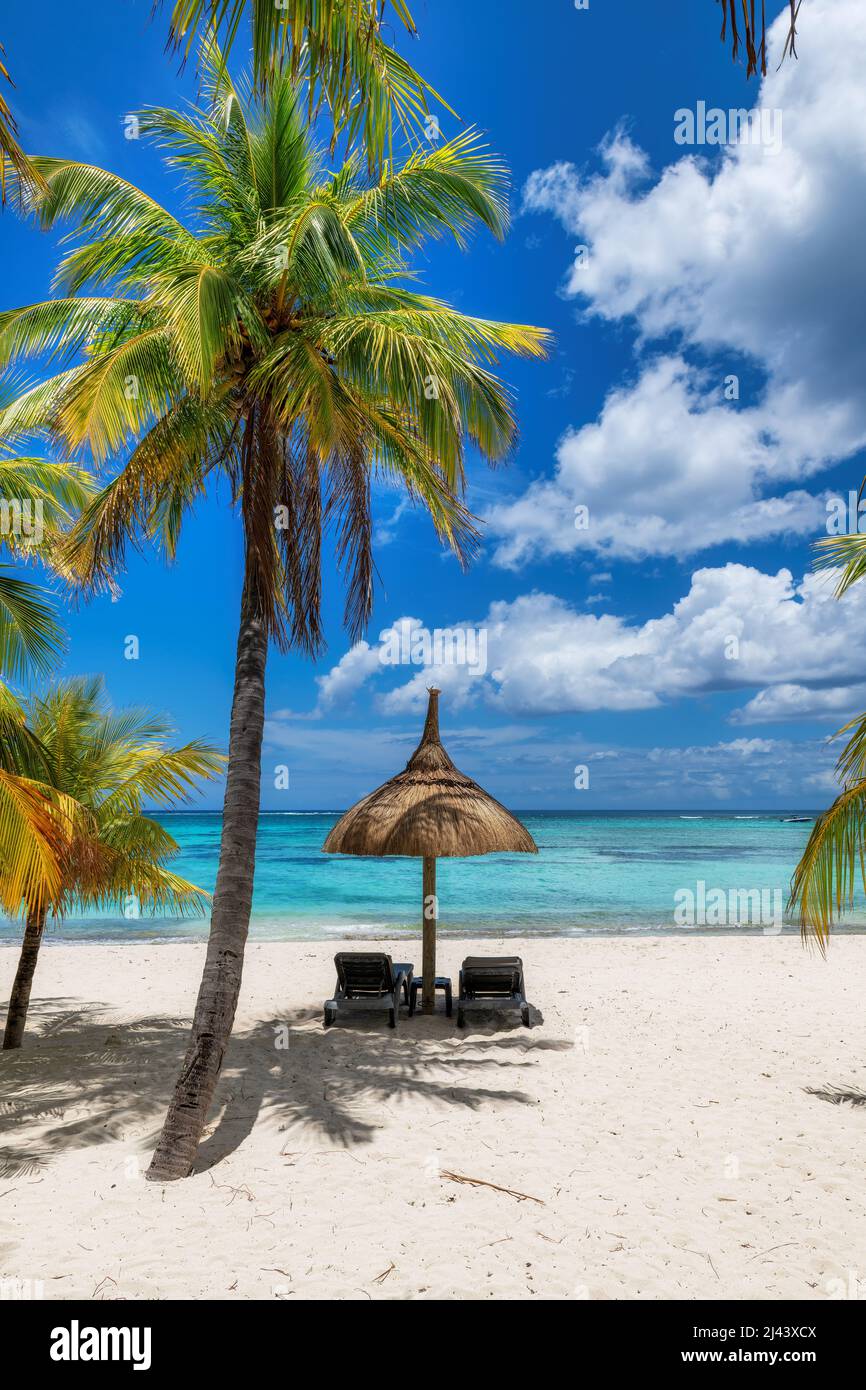 Belle plage dans l'île tropicale Banque D'Images