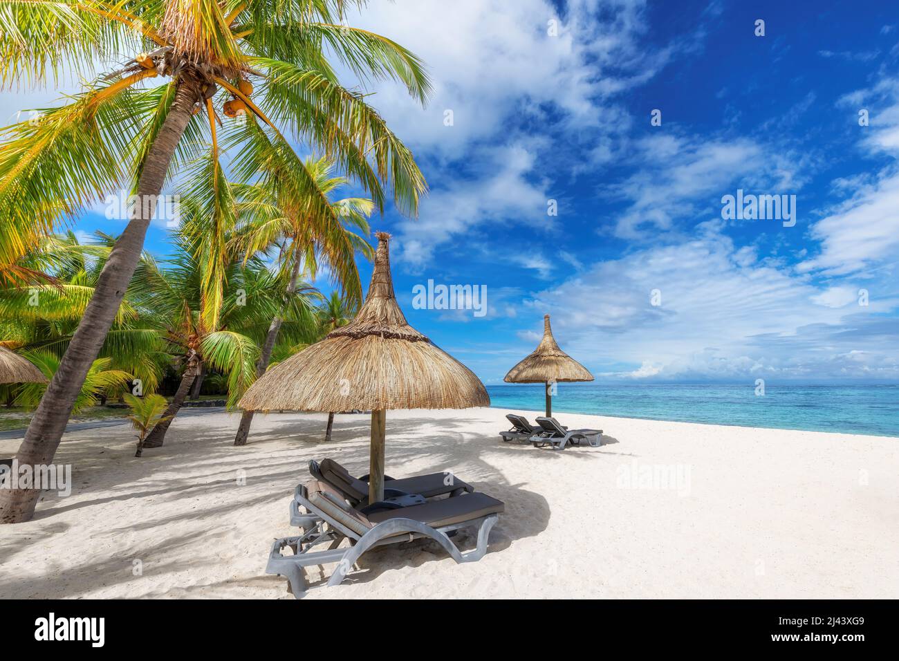Belle plage dans l'île tropicale Banque D'Images