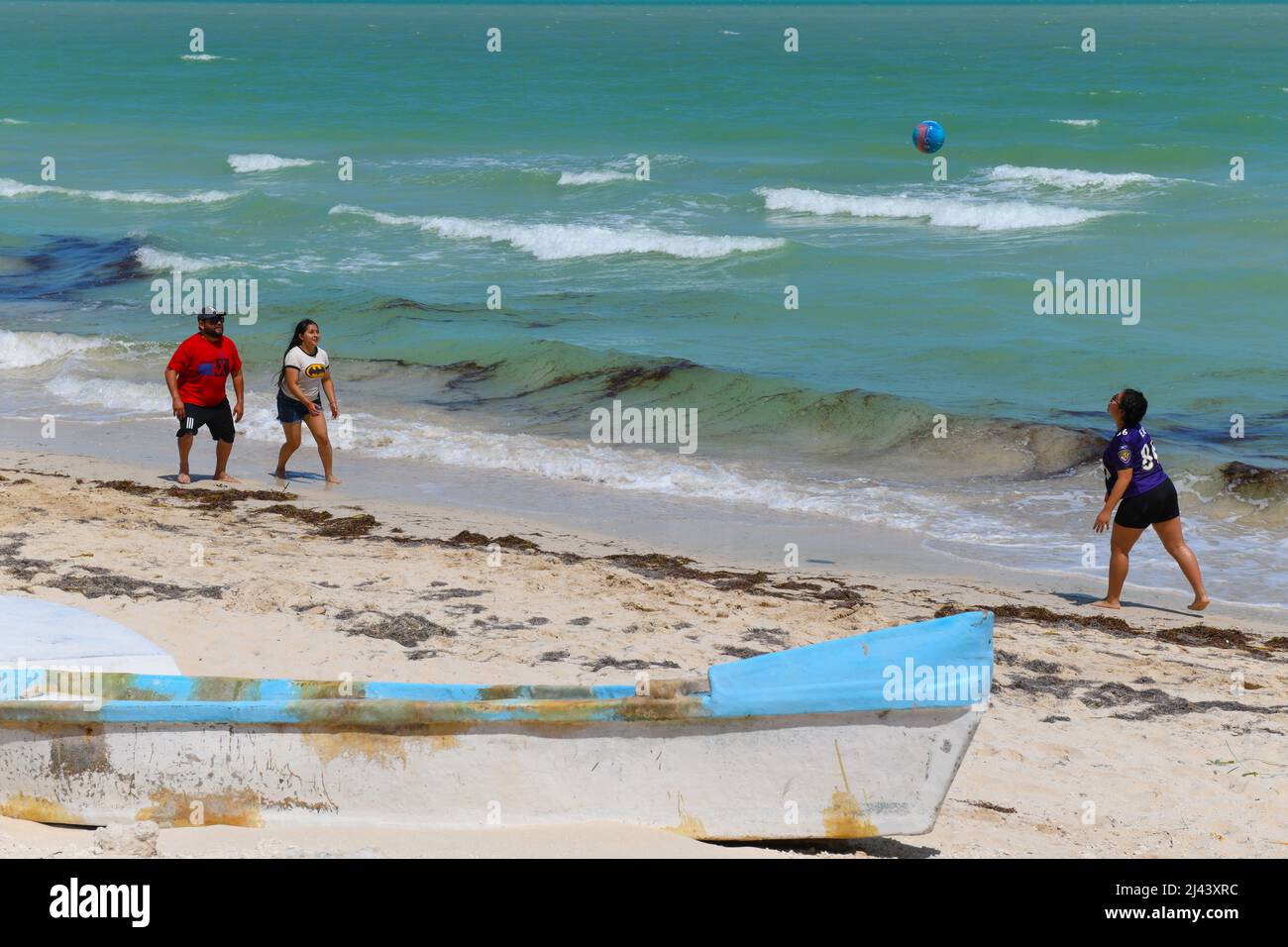 Les habitants s'amusent sur la plage, petite ville côtière de Chuburna, Yucatan, Mexique Banque D'Images