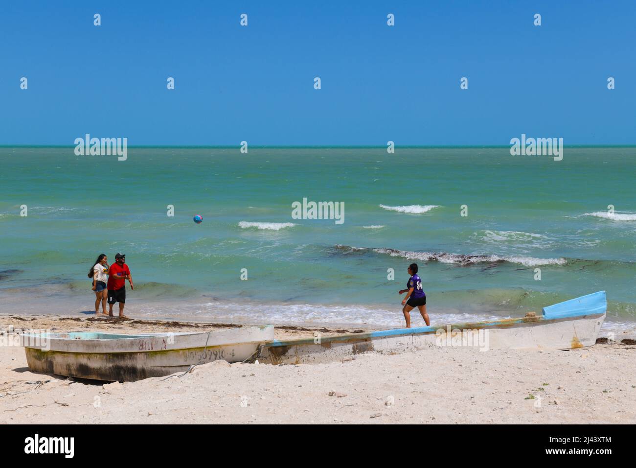 Locaux jouant avec un ballon, ville de la plage de Chuburna, péninsule du Yucatan, Mexique Banque D'Images