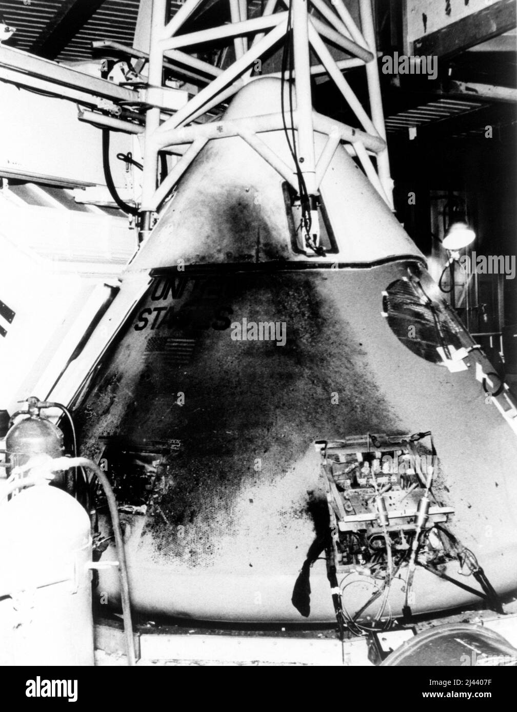 Cette photo montre le module de commande d'Apollo 1 un jour après l'incendie qui a pris la vie des astronautes Lt. Coll 'Gus' Ivan Grissom, Lt. Col. Edward Higgins White II et Lt. CDR. Roger Bruce Chaffee. La photographie a été prise dans la salle blanche du Launch Complex 34.q Banque D'Images