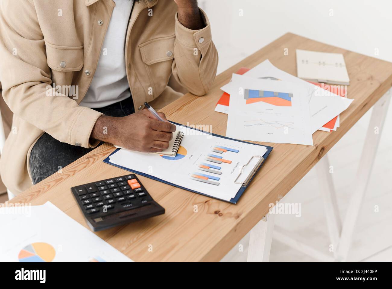 Gros plan sur un homme afro-américain qui calcule avec une calculatrice, gère les finances des ménages ou conserve les dossiers financiers de l'entreprise au pays. Noir ma Banque D'Images