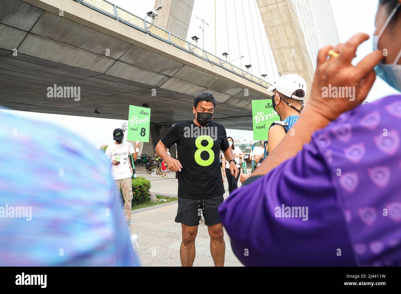 Bangkok, Thaïlande. 08th avril 2022. Le candidat gubernat de Bangkok Chatchart Sitthiphan, numéro 8, a fait campagne au pont Rama VIII du côté de Thonburi, il a le surnom que le peuple lui a donné. L'homme le plus fort au monde, qui aura une élection le 22 mai 2022, après que le précédent gouverneur a été nommé par la junte militaire après les dernières élections, a été il y a 9 ans en 2013 pour 9 ans. (Photo par Edirach Toumlamoon/Pacific Press) crédit: Pacific Press Media production Corp./Alay Live News Banque D'Images