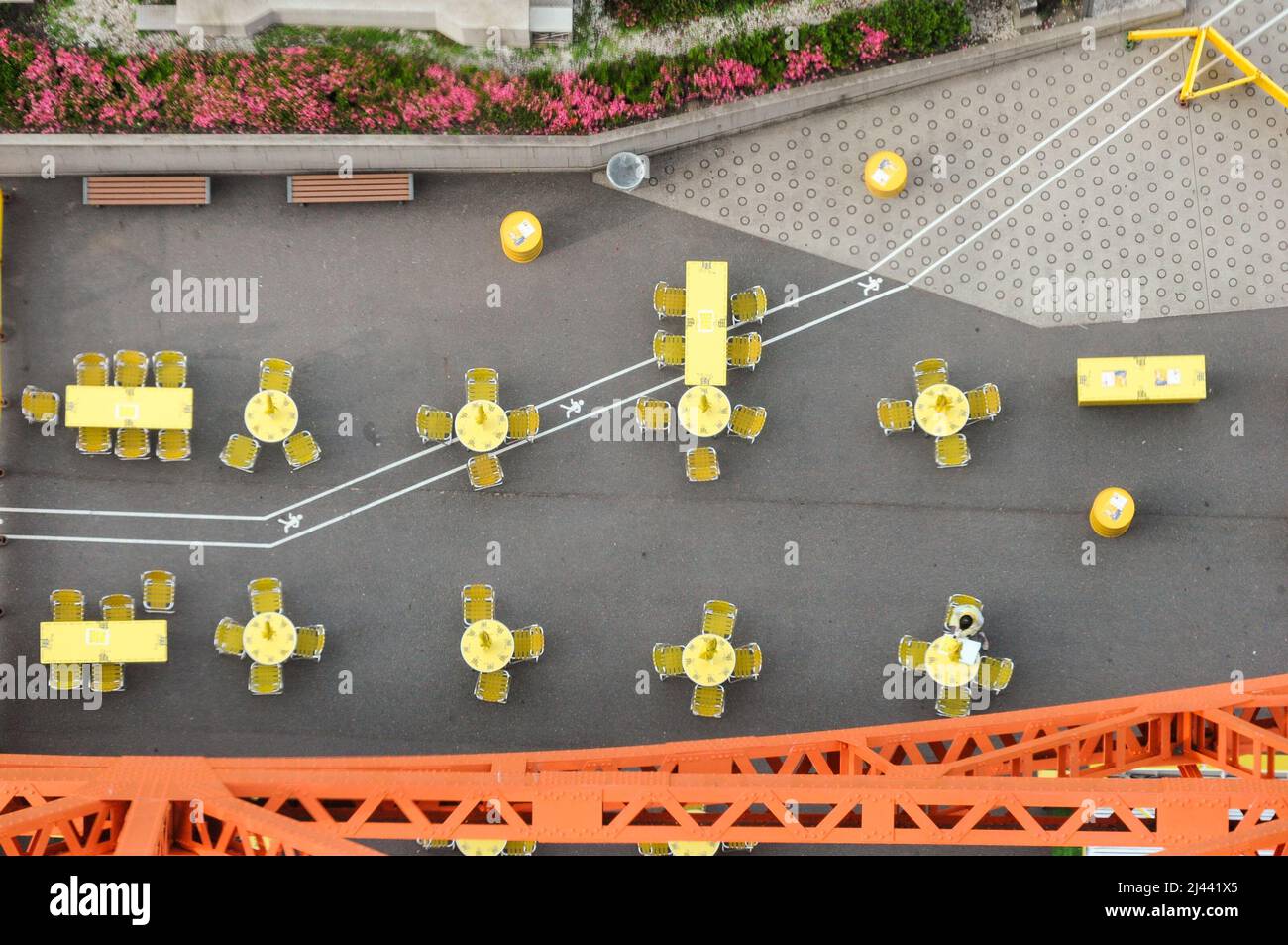 Prise de vue aérienne de tables et de chaises jaunes placées à l'extérieur Banque D'Images