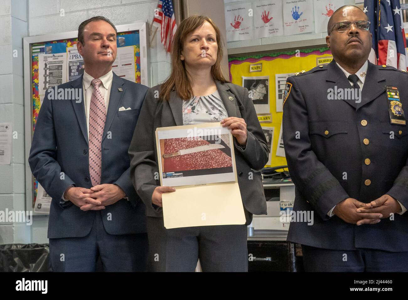 New York, États-Unis. 11th avril 2022. Le chef adjoint Julie Morrill Commandant du Bureau de détective Queens North affiche une photo d'une machette récupérée à l'endroit d'une police impliquée dans des tirs dans le quartier d'Astoria à New York. Selon le NYPD, un officier du quartier de 114th a tiré sur un homme armé d'une machette et a blessé lundi matin tout en répondant à un conflit domestique avec une « personne émotionnellement perturbée armée d'une arme ». Crédit : SOPA Images Limited/Alamy Live News Banque D'Images