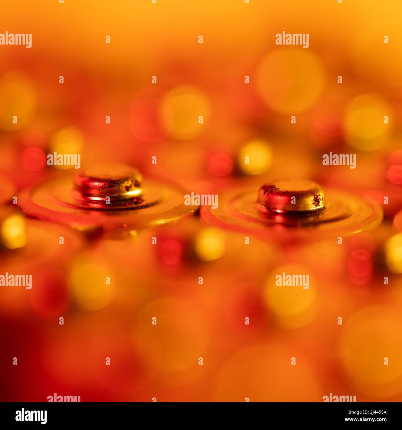 Gros plan des extrémités positives des piles déchargées, tailles AA, prise de vue macro, mise au point sélective. Batterie usagée Banque D'Images